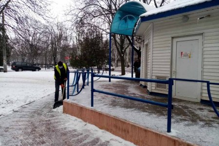 Коммунальщики привели в порядок три бювета и три памятника в Малиновском районе (фото)