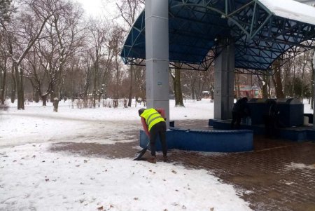 Коммунальщики привели в порядок три бювета и три памятника в Малиновском районе (фото)