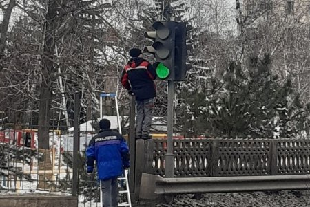 Коммунальщики при любых погодных условиях следят за состоянием светофоров в Одессе (фото)