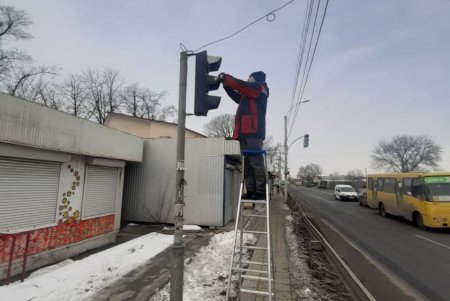 Коммунальщики при любых погодных условиях следят за состоянием светофоров в Одессе (фото)