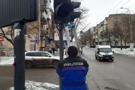 Коммунальщики при любых погодных условиях следят за состоянием светофоров в Одессе (фото)