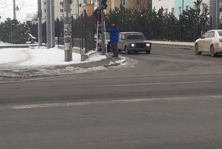 Коммунальщики при любых погодных условиях следят за состоянием светофоров в Одессе (фото)