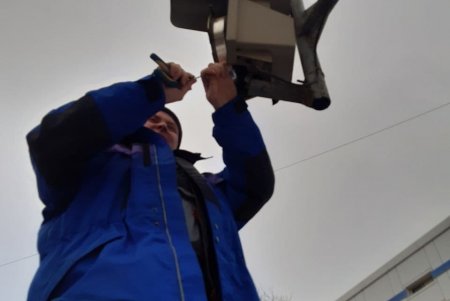Коммунальщики при любых погодных условиях следят за состоянием светофоров в Одессе (фото)
