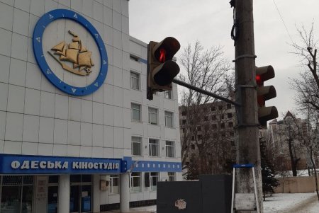 Коммунальщики при любых погодных условиях следят за состоянием светофоров в Одессе (фото)