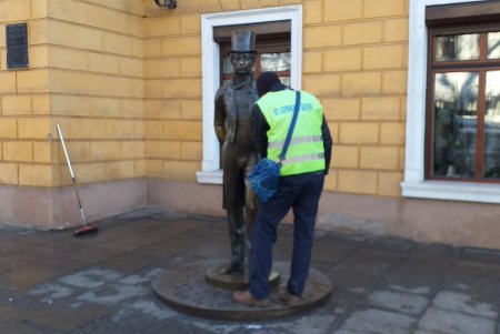 Коммунальщики привели в порядок бюветы и памятники в Приморском районе