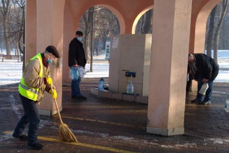 Коммунальщики привели в порядок бюветы и памятники в Приморском районе