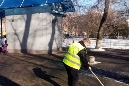 Коммунальщики привели в порядок бюветы и памятники в Приморском районе