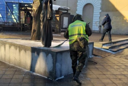Коммунальщики привели в порядок бюветы и памятники в Приморском районе