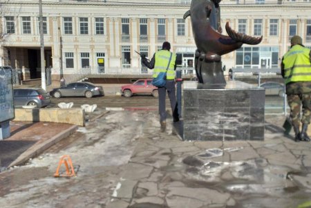 Коммунальщики привели в порядок бюветы и памятники в Приморском районе