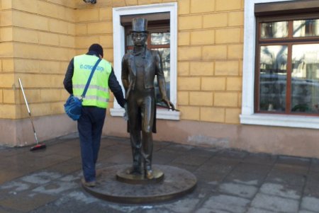Коммунальщики привели в порядок бюветы и памятники в Приморском районе