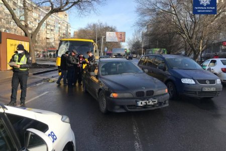 Две маршрутки и легковушка столкнулись на поселке Котовского (видео, фото, обновлено)