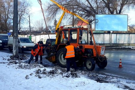 После смены погоды коммунальщики вывозят остатки снега, чистят ливневые колодцы ото льда (фото)