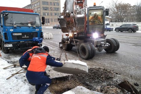 После смены погоды коммунальщики вывозят остатки снега, чистят ливневые колодцы ото льда (фото)