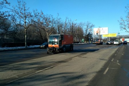 После смены погоды коммунальщики вывозят остатки снега, чистят ливневые колодцы ото льда (фото)