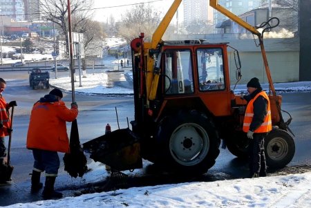 После смены погоды коммунальщики вывозят остатки снега, чистят ливневые колодцы ото льда (фото)