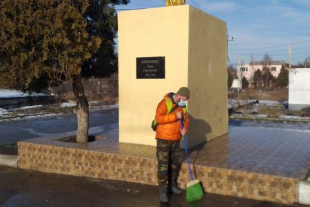 Коммунальщики очистили три памятника и убрали территорию бювета в Суворовском районе