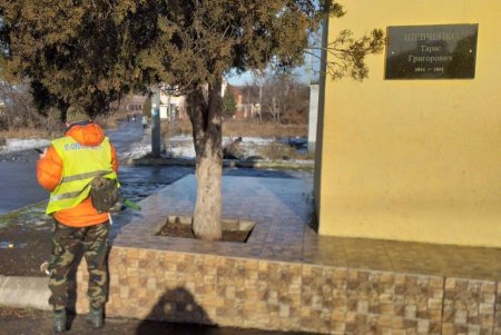 Коммунальщики очистили три памятника и убрали территорию бювета в Суворовском районе