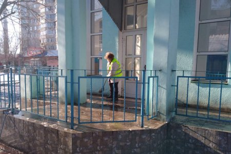 Коммунальщики очистили три памятника и убрали территорию бювета в Суворовском районе