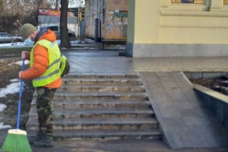 Коммунальщики очистили три памятника и убрали территорию бювета в Суворовском районе