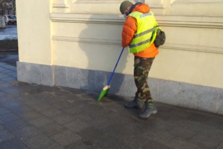 Коммунальщики очистили три памятника и убрали территорию бювета в Суворовском районе