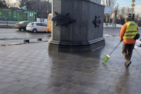 Коммунальщики очистили три памятника и убрали территорию бювета в Суворовском районе