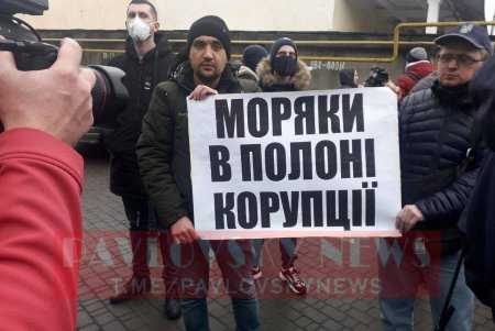 Приходится платить до $ 8000: одесские моряки протестуют против схемы вымогательства при получении документов (фото, видео)