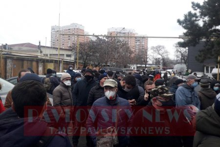 Приходится платить до $ 8000: одесские моряки протестуют против схемы вымогательства при получении документов (фото, видео)