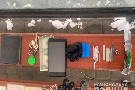 Двоих жителей Белгорода-Днестровского задержали за взлом с проникновением, когда они возвращались домой с чужими вещами (фото, видео)