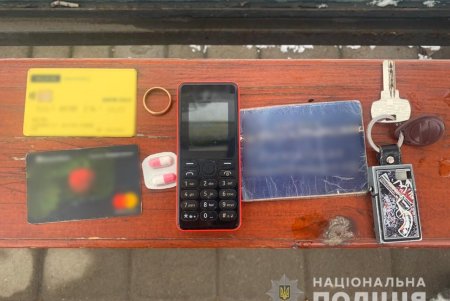 Двоих жителей Белгорода-Днестровского задержали за взлом с проникновением, когда они возвращались домой с чужими вещами (фото, видео)
