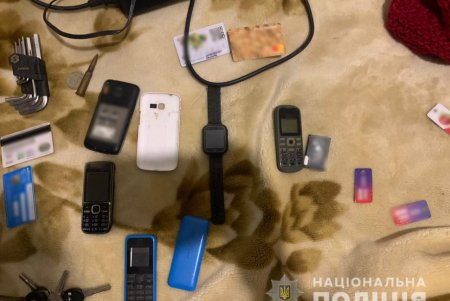 Двоих жителей Белгорода-Днестровского задержали за взлом с проникновением, когда они возвращались домой с чужими вещами (фото, видео)