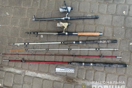 Двоих жителей Белгорода-Днестровского задержали за взлом с проникновением, когда они возвращались домой с чужими вещами (фото, видео)