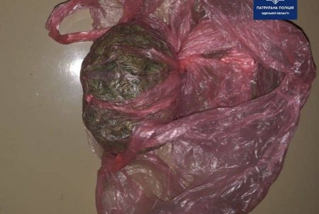 Одесские патрульные задержали двух нарушителей ПДД, у которых было оружие и наркотики