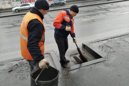 Коммунальщики ликвидируют подтопления на одесских улицах 