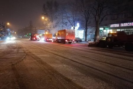С раннего утра спецтехника коммунальщиков расчищает от снега дороги в Одессе: горожан просят оставаться дома (фото)