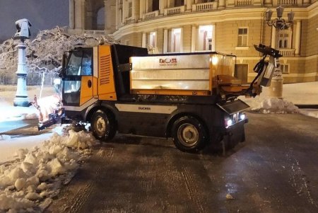 С раннего утра спецтехника коммунальщиков расчищает от снега дороги в Одессе: горожан просят оставаться дома (фото)