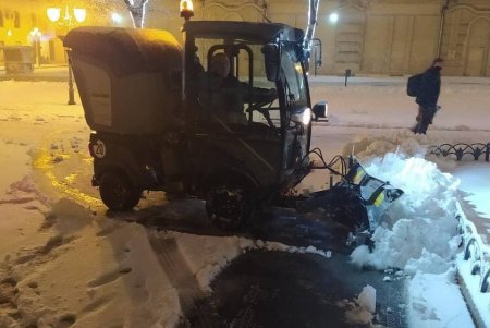 С раннего утра спецтехника коммунальщиков расчищает от снега дороги в Одессе: горожан просят оставаться дома (фото)