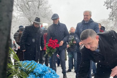 «Мы все равны перед Богом, и никакая нация не может ставить себя выше других», - мэр Одессы на церемонии памяти жертв Холокоста (фото)