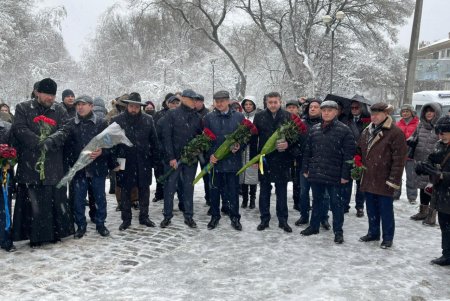 «Мы все равны перед Богом, и никакая нация не может ставить себя выше других», - мэр Одессы на церемонии памяти жертв Холокоста (фото)