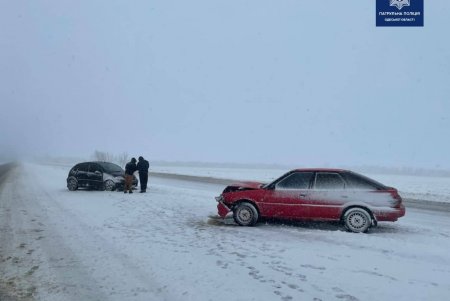 Полицейские отвезли в больницу женщину с младенцем, которые попали в ДТП на трассе Одесса-Киев