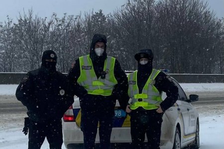 Полицейские отвезли в больницу женщину с младенцем, которые попали в ДТП на трассе Одесса-Киев