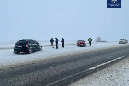 Полицейские отвезли в больницу женщину с младенцем, которые попали в ДТП на трассе Одесса-Киев