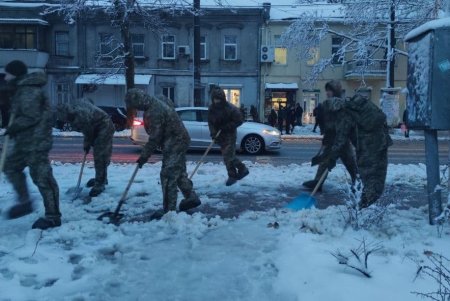 Курсанты военной академии помогают коммунальщикам убирать снег с одесских улиц