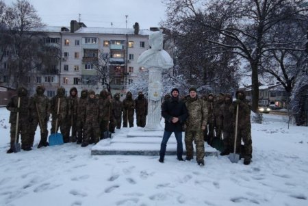 Курсанты военной академии помогают коммунальщикам убирать снег с одесских улиц