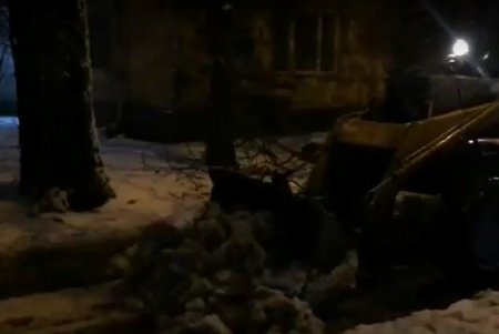 Коммунальщики чистят дороги и межквартальные проезды, распиливают и убирают упавшие деревья, восстанавливают провода (фото, видео)