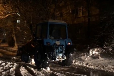 Коммунальщики чистят дороги и межквартальные проезды, распиливают и убирают упавшие деревья, восстанавливают провода (фото, видео)