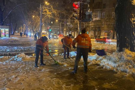 Коммунальщики чистят дороги и межквартальные проезды, распиливают и убирают упавшие деревья, восстанавливают провода (фото, видео)