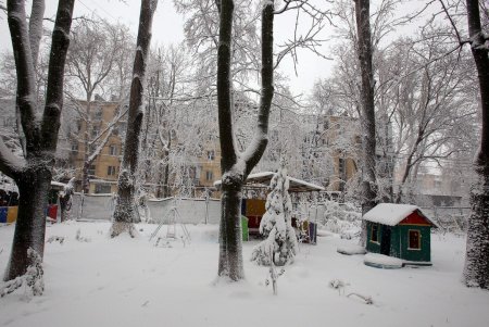 «Объединившись, как настоящие одесситы, мы преодолеем любую непогоду», - Олег Брындак на уборке территории детсада (фото)
