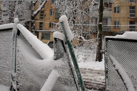 «Объединившись, как настоящие одесситы, мы преодолеем любую непогоду», - Олег Брындак на уборке территории детсада (фото)