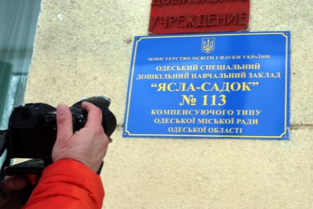 «Объединившись, как настоящие одесситы, мы преодолеем любую непогоду», - Олег Брындак на уборке территории детсада (фото)