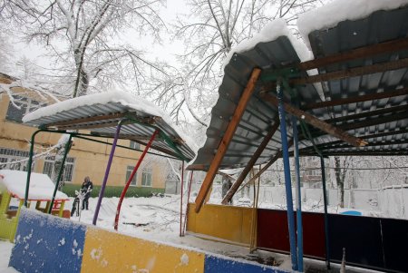 «Объединившись, как настоящие одесситы, мы преодолеем любую непогоду», - Олег Брындак на уборке территории детсада (фото)